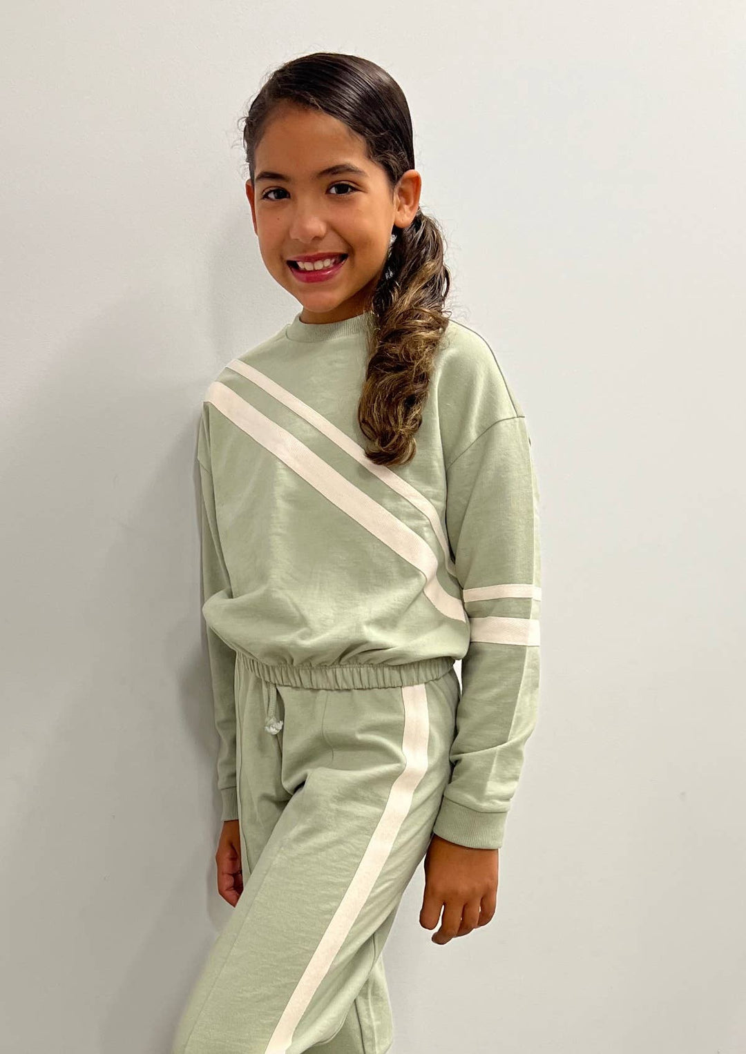 Color blocked Applique Taping Tween Sweatshirt