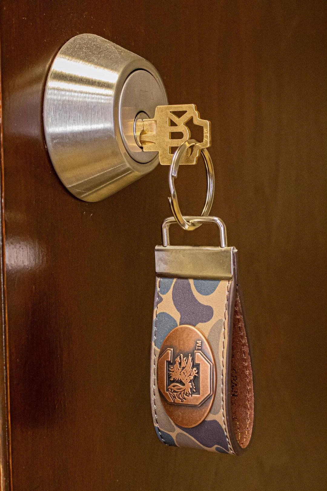 South Carolina Gamecocks Old School Camo Leather Loop Keychain.: Brown/Tan Camo